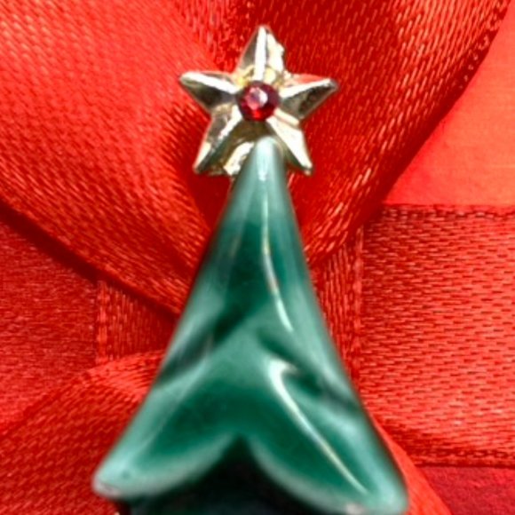 Beatriz Rare Collectible Christmas Pin - Picture 2 of 3